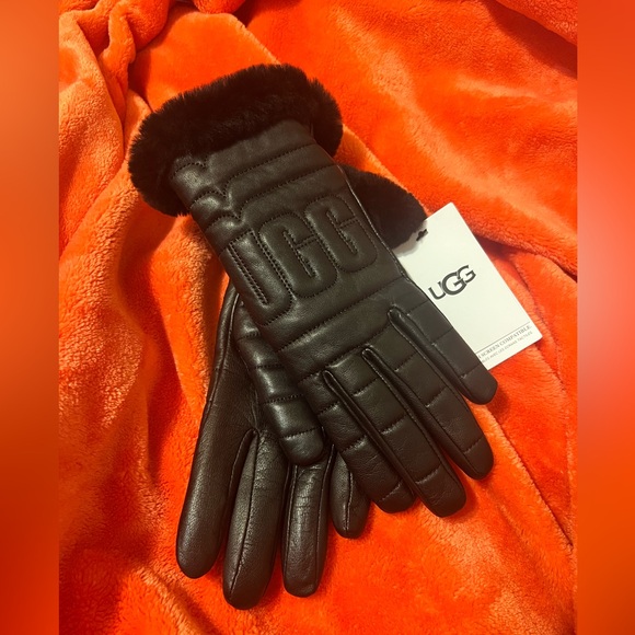 UGG Leather Quilted Logo Tech Glove - Picture 2 of 6